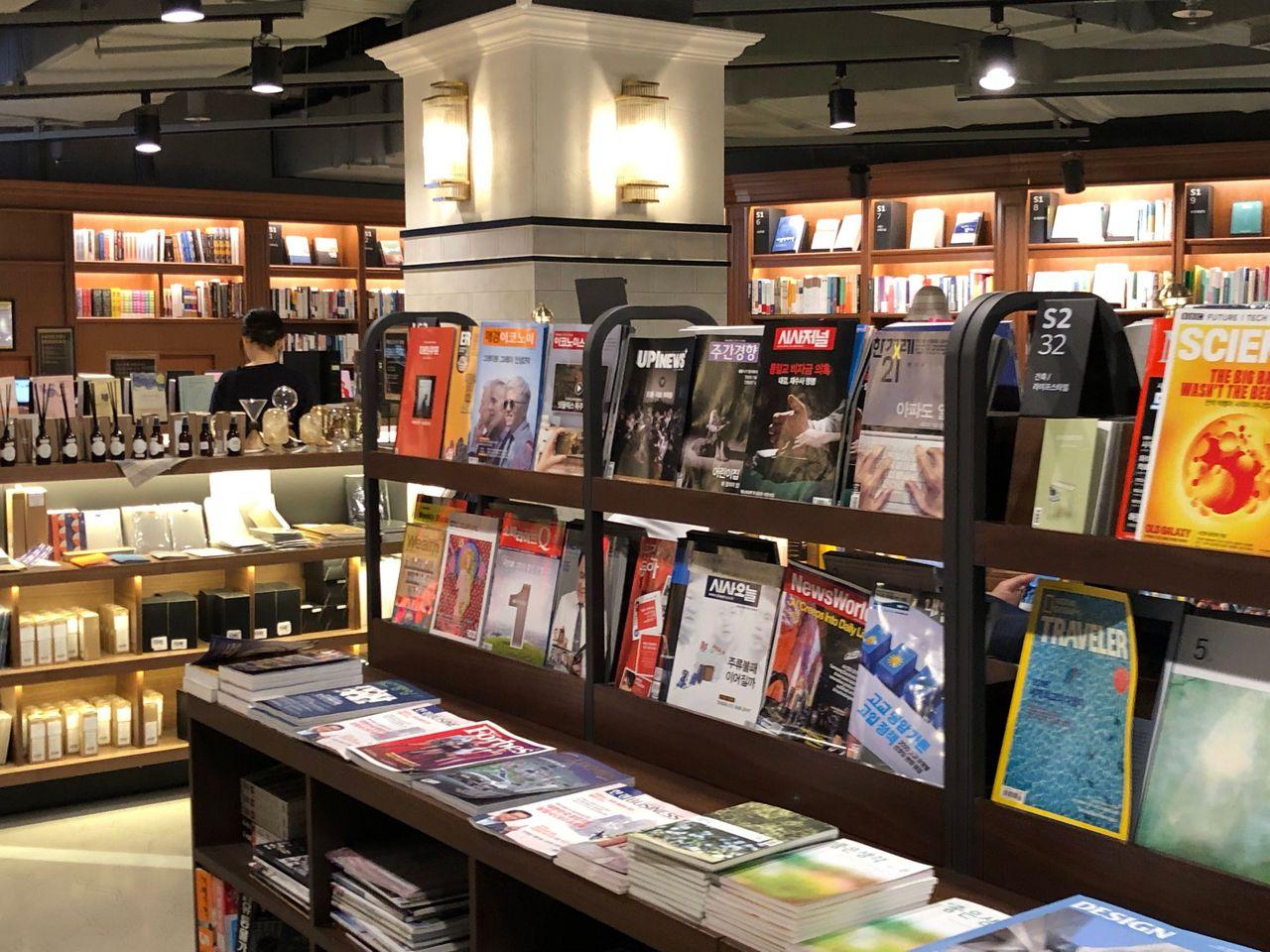 Euljiro Arc.N.Book | Beautiful tunnel made of walls filled with books!